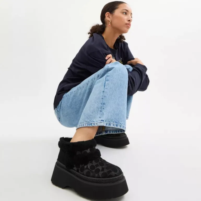 Christina Stiefelette aus Signature-Wildleder*COACH Hot