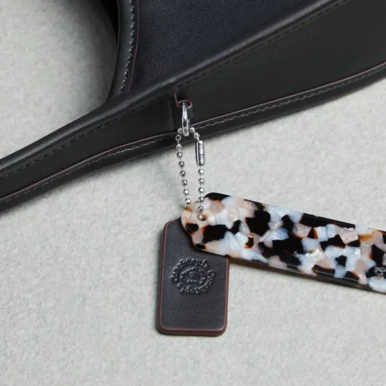 Ergo Bag Aus topia Leder: Motiv „Schläfrige Raupe“*COACH Store