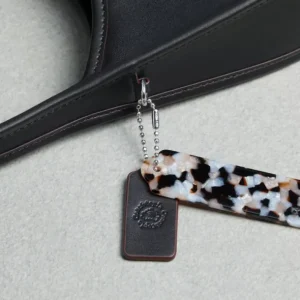 Ergo Bag Aus topia Leder: Motiv „Schläfrige Raupe“*COACH Store